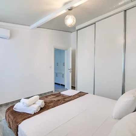 2 * Sarandë