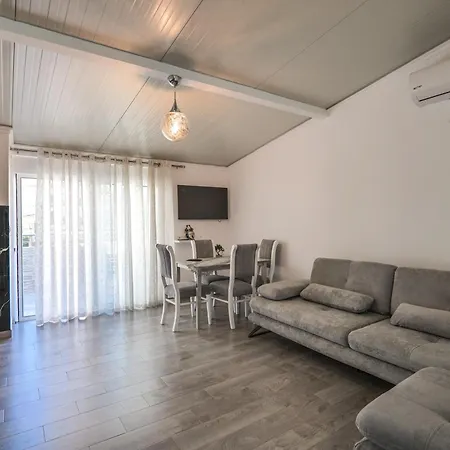 2 * Sarandë